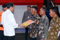 16.000 Hektar Sawah di Jateng Puso, Jokowi Serahkan Bantuan Stimulan untuk Petani