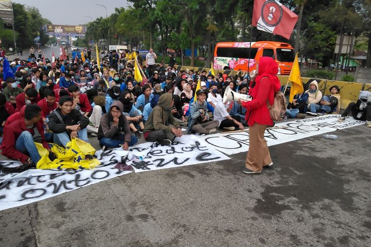 Kelompok Mahasiswa yang menamakan dirinya Aliansi Mahasiswa Cipayung Kota Bandung mendeklarasikan penolakan UU Cipta Kerja dengan cara menutup jalan di depan gerbang mulut tol Pasteur selama kurang lebih 15 menit, Kamis (8/10/2020).