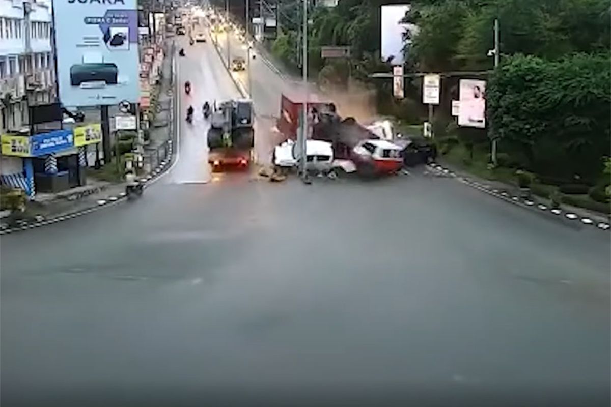 Tangkapan layar rekaman CCTV saat kecelakaan beruntun di turunan simpang Muara Rapak, Balikpapan, Jumat (21/1/2022) pagi sekitar pukul 06.15 Wita. Kecelakaan yang diduga karena truk mengalami rem blong itu mengakibatkan sedikitnya 4 orang tewas, 1 orang kritis, 3 orang mengalami operasi tulang patah, dan 5 orang luka ringan.