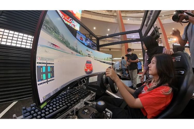 GR Tour menghadirkan GR Simulator, baik di area indoor maupun outdoor. Pengunjung dapat berkompetisi dengan mencatat waktu terbaik menggunakan GR Supra, GR Yaris, dan All New GR86. 