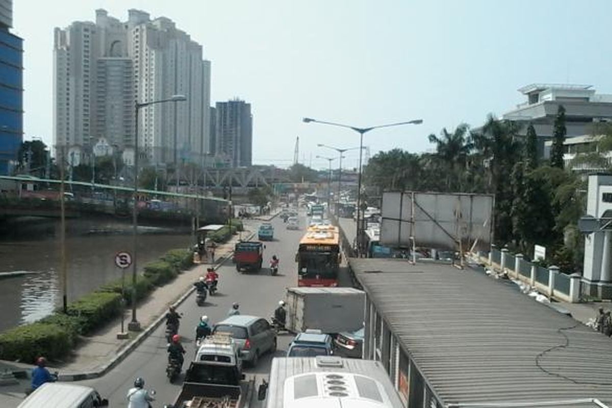 Kemacetan terjadi di sepanjang Jalan Gunung Sahari, Pademangan, Jakarta Utara tepat depan Mangga Dua Square, Rabu (19/3/2014). Banyak kendaraan, termasuk bus transjakarta, memilih melawan arah untuk keluar dari kemacetan tersebut.