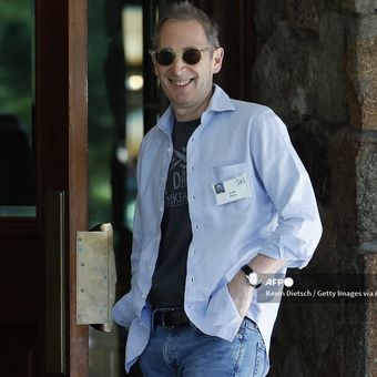 CEO Amazon Andy Jassy saat meninggalkan lokasi Konferensi Allen & Company di Sun Valley, Negara Bagian Idaho, Amerika Serikat, 8 Juli 2025. Setiap tahun, beberapa orang terkaya dunia beserta figur-figur berkuasa di media, finansial, teknologi, dan politik bertemu di acara yang berlangsung seminggu ini.