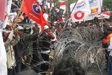 Paksa Tembus Kawat Duri, Pendukung Prabowo Dihadang Barisan Polisi