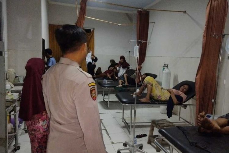 Suasana para korban keracunan di Puskesmas Darek, usai santap nasi bungkus hajatan di Desa Pelambek