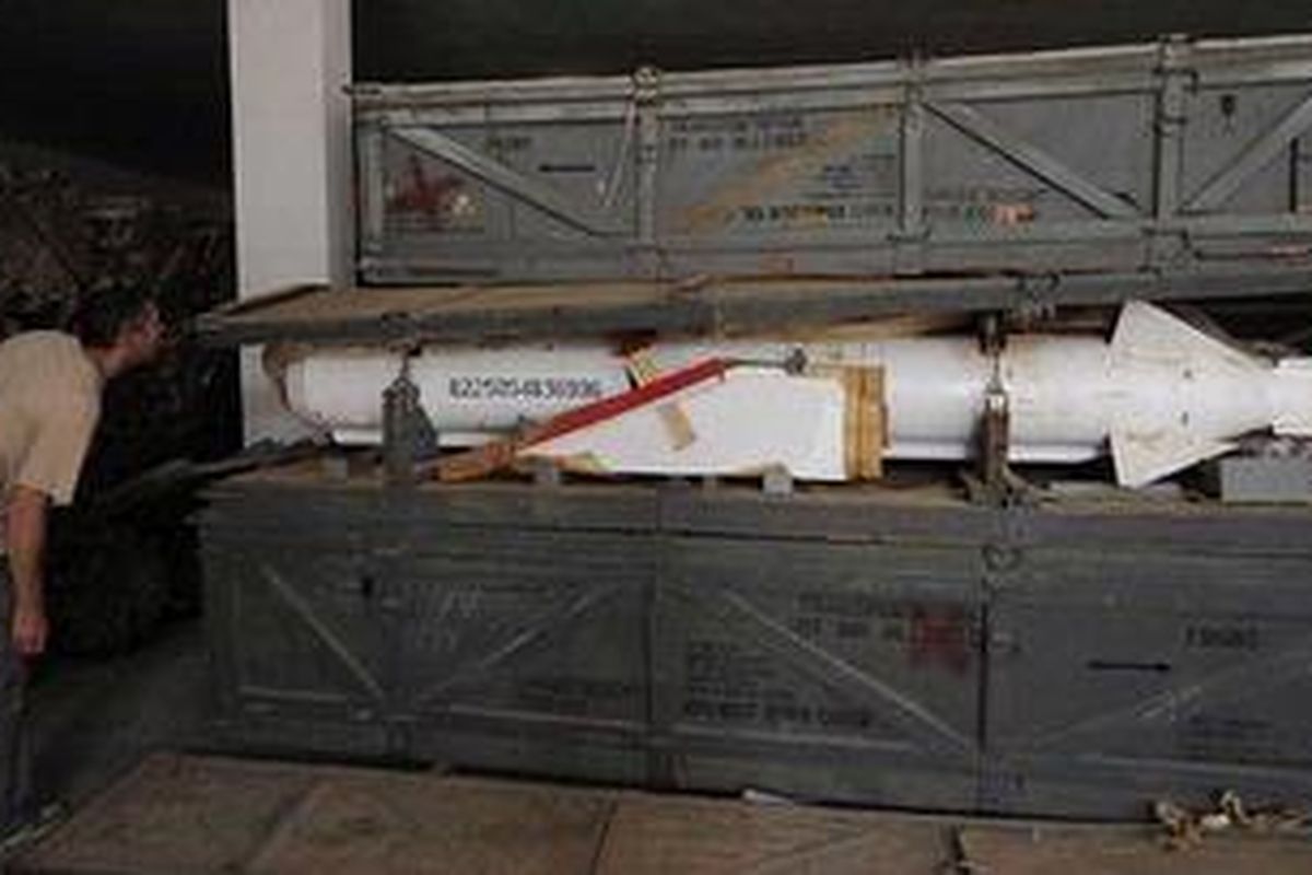 Rudal simpanan rezim Moammar Khadafy yang ditemukan di salah satu bunker di Sirte, Libya.