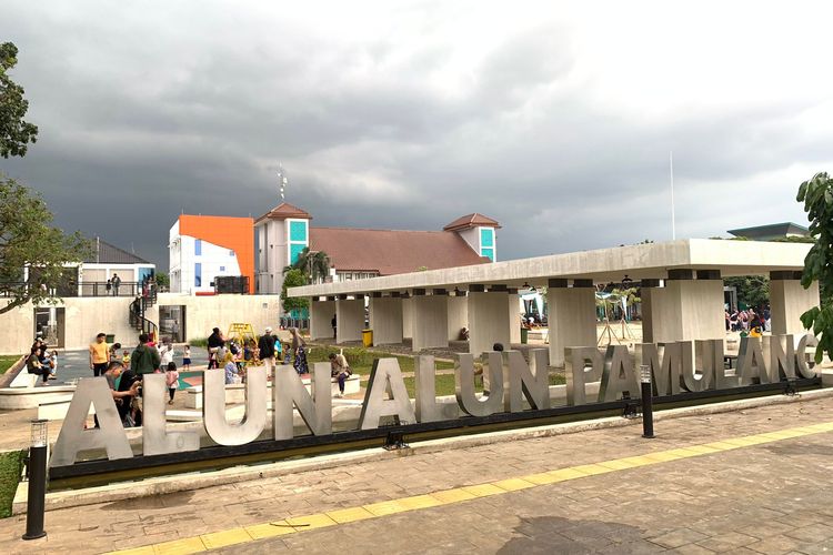 Situasi sore di Alun alun Pamulang, Tangerang Selatan, pada Jumat (10/3/2023), sehari setelah ruang terbuka untuk umum itu diresmikan pada Kamis (9/3/2023) malam oleh Wali Kota Tangerang Selatan Benyamin Davnie.