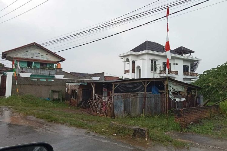 Rumah mewah milik Rektor Unila Karomani (cat putih) yang baru dibangun di kawasan Bataranila, Lampung Selatan. Rumah ini berdiri di atas lahan seluas 400 meter persegi.