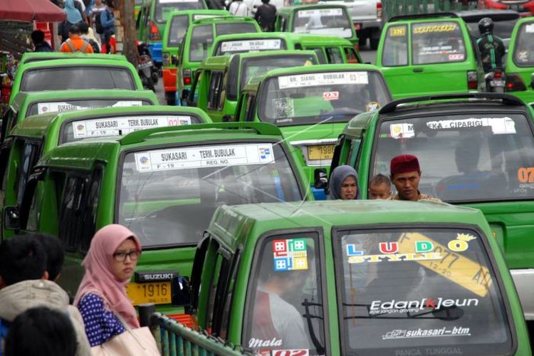 Sejumlah angkutan kota (angkot) menunggu penumpang di depan Stasiun Bogor, Kota Bogor, Jawa Barat, Sabtu (18/11). ANTARAFOTO/Yulius Satria Wijaya/aww/17.