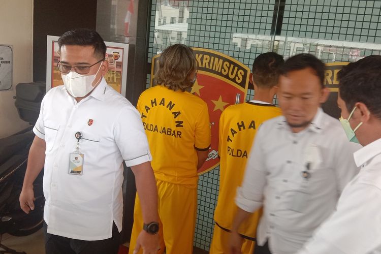 Wadirkrimsus Polda Jabar AKBP Roland Ronaldy tengah memperlihatkan dua pelaku lainnya yang baru saja ditangkap terkait penyalahgunaan Gas Subsidi di Wilayah Subang.