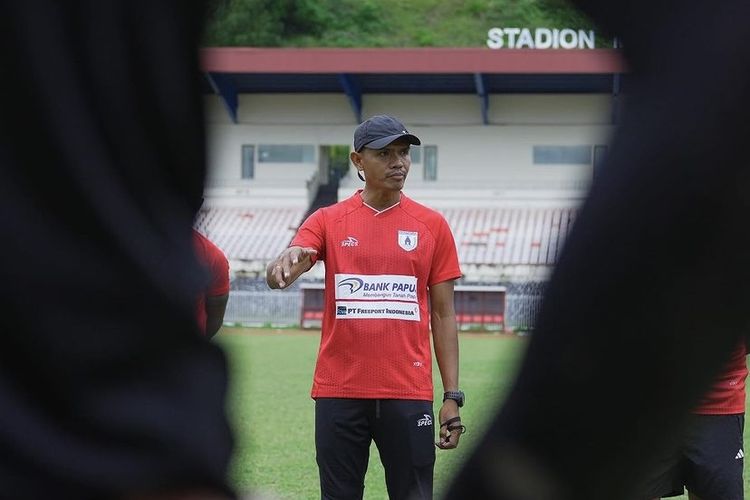 Pelatih Persipura Jayapura untuk playoff degradasi Liga 2 2023-2024 Ricardo Salampessy.