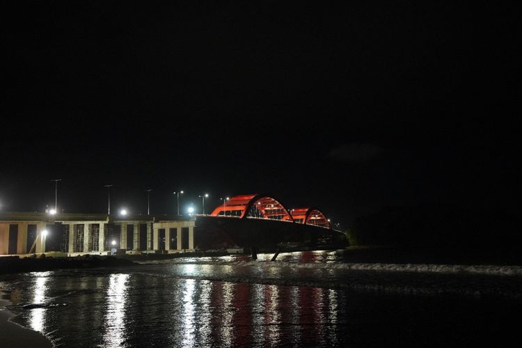 Jembatan penghubung Holtekamp dan Hamadi diatas teluk Youtefa, Papua.