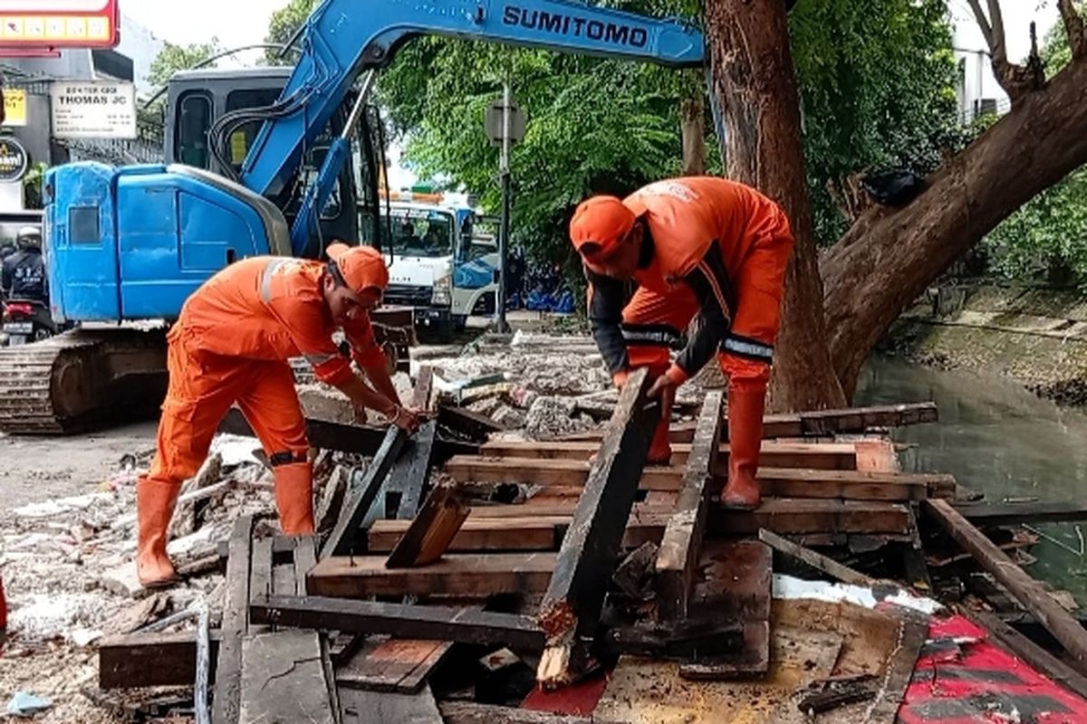 Puluhan Bangunan Liar dan Parkir Liar di Belakang Plaza Indonesia Ditertibkan