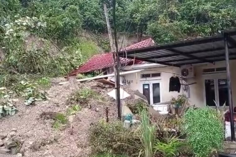 Salah satu rumah warga di Kecamatan Simboro, Mamuju, Sulawesi Barat yang tertimpa material longsor, Kamis (27/10/2022).