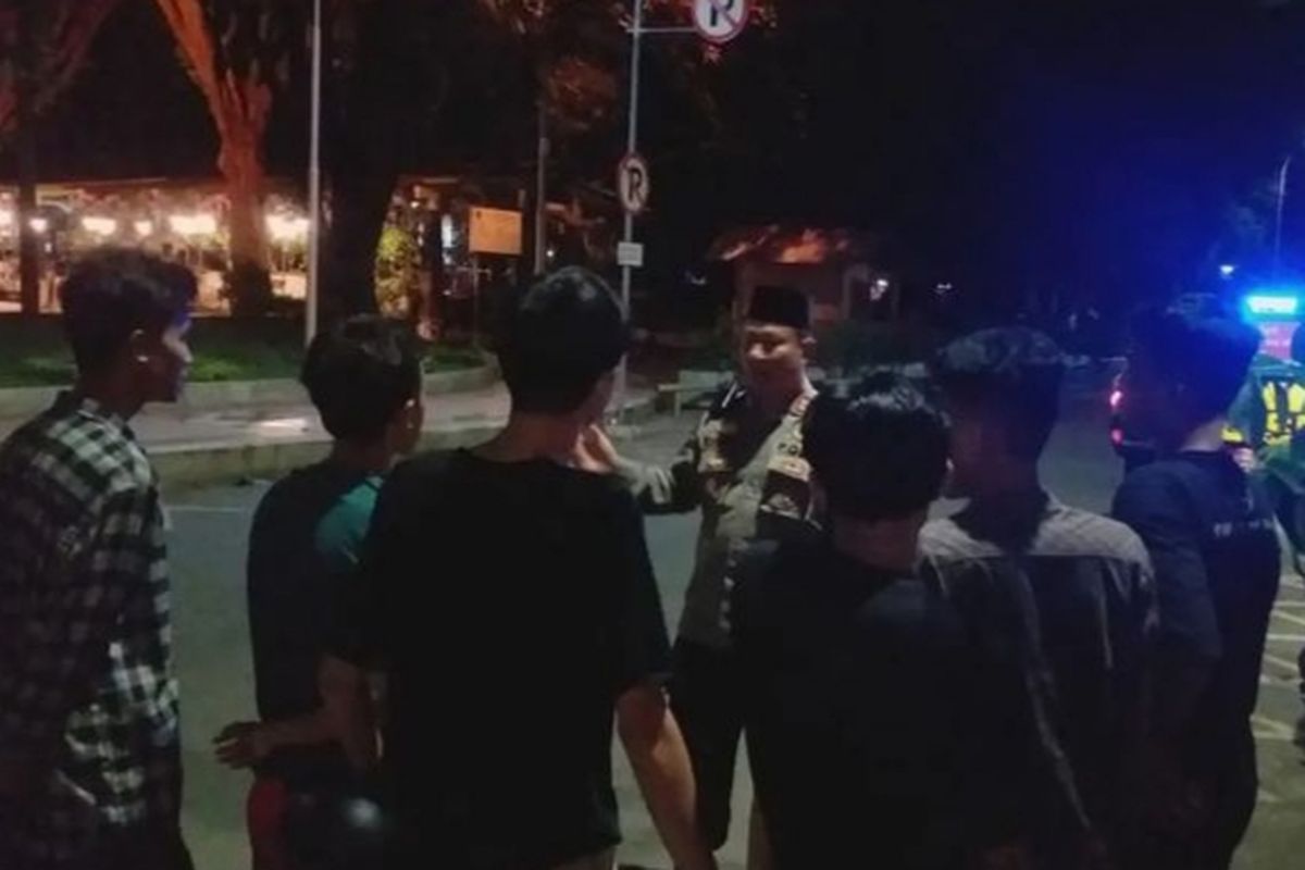 Polisi saat memberikan arahan kepada remaja di Banyuwangi 