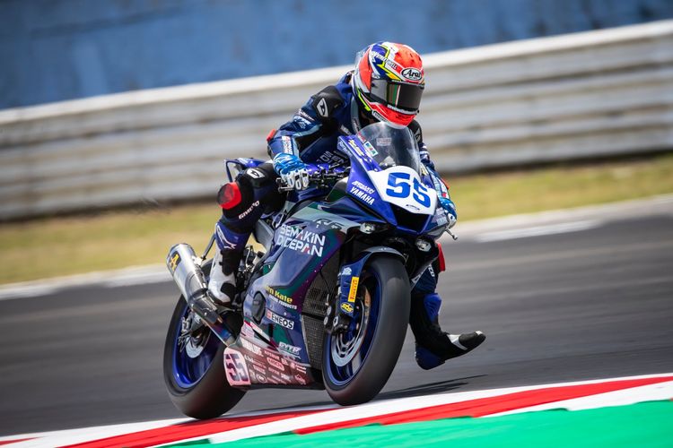 Galang Hendra Pratama saat balapan pada seri ketiga World Supersport (WorldSSP) 2021 di Sirkuit Misano, Italia