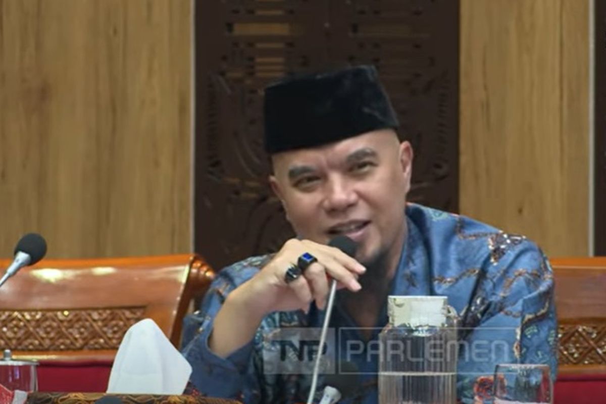 Musisi Ahmad Dhani selaku anggota Komisi X DPR RI saat Rapat Dengar Pendapat Umum dengan para guru di Senayan, Kamis (6/2/2025). 