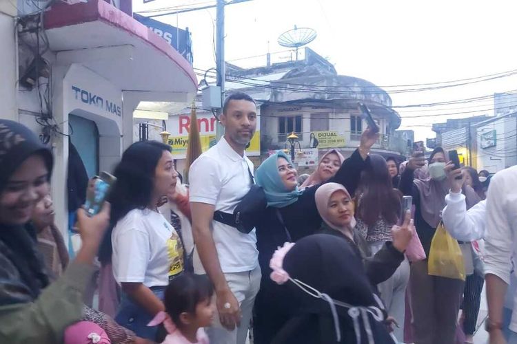 Aktris terkenal sekaligus Drumer Element Didi Riyadi, dikerumuni warga untuk berswafoto saat berkunjung ke kawasan pedestrian Maliboro-nya Tasikmalaya, Jawa Barat, Minggu (9/10/2022) petang.