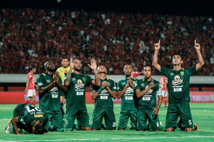 Para pemain Persebaya Surabaya melakukan selebrasi usai mencetak gol ke gawang Bali United di Stadion Kapten I Wayan Dipta, Gianyar, Bali, beberapa waktu lalu.