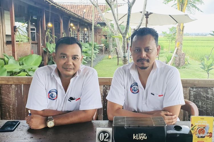 Kuasa Hukum Arema FC Adi Ismanto, SH. dan Agus S Sugianto, SH. yang mewakili manajemen saat menjalani sidang mediasi gugatan perdata yang dilayangkan tujuh korban Tragedi Kanjuruhan kepada delapan tergugat, tiga diantaranya adalah PT AABI, Panpel Arema FC dan Security Officer di Pengadilan Negeri Malang pada (21/2/2023).
