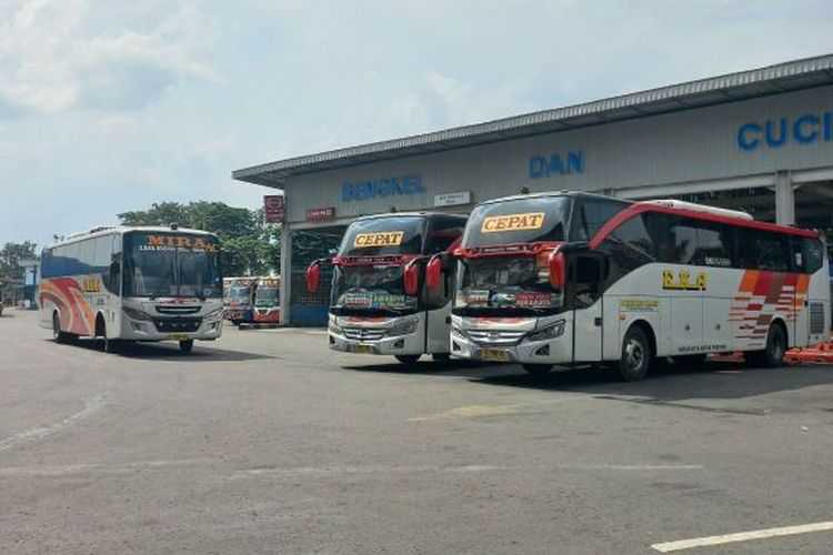 ANGKUTAN LEBARAN: Sejumlah bus milik PO Eka-Mira terparkir di Terminal Tirtonadi Solo, Jawa Tengah, Selasa (19/3/2024).