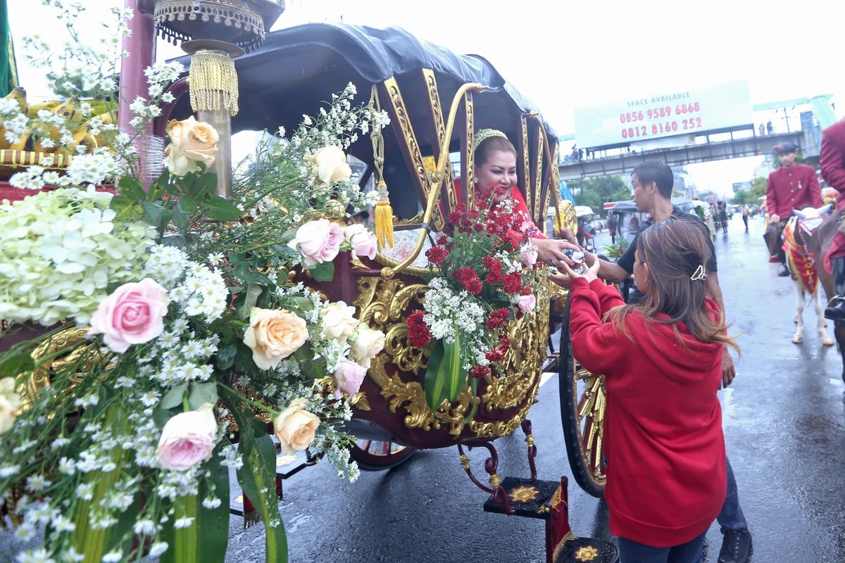 Wali Kota Semarang, Hevearita Gunaryanti Rahayu bertindak sebagai Kanjeng Mas Ayu Tumenggung Purboningrum saat mengikuti prosesi kirab Dugderan dari Balai Kota Semarang menuju Masjid Kauman dan Alun-alun Semarang, Sabtu (9/3/2024).