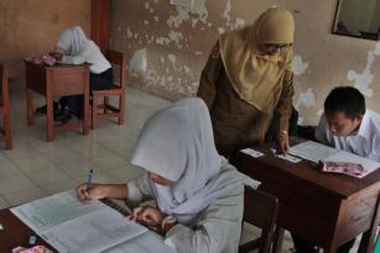 Seorang siswa SMPLB Muhammadiyah, Susukan, Kabupaten Semarang sedang mengikuti Ujian Nasional (UN) di SLB Negeri Ungaran, Senin (5/4/2015)