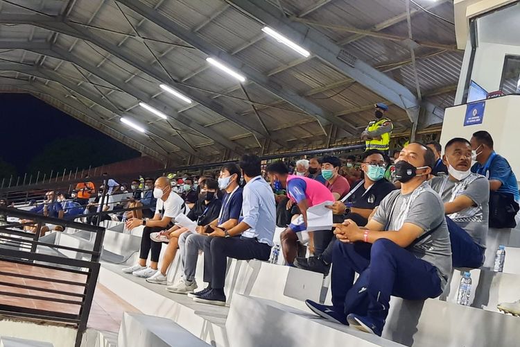 Pelatih timnas Indonesia, Shin Tae-yong, kala memantau pemain-pemain muda dalam laga Liga 1 antara Persib vs Bali United, Kamis 13 Januari 2022, di Stadion Ngurah Rai, Bali. 