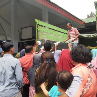 Warga berdesakan antre beras murah di operasi pasar Desa Tempeh Lor, Sabtu (16/3/2024)