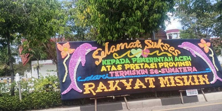 Pantauan KOMPAS. Com sejak Rabu (17/02/2021) di depan kantor Gubernur Aceh sepanjang Jalan Teuku Nyak Arief berjejer terpasang papan bunga ucapan selamat kepada Pemerintah Aceh sebagai bentuk sindiran kegagalan Pemerintah Aceh dalam menurunkan angka kemiskinan di Aceh tertinggi di Sumatera sejak beberapa tahun terakhir ini.