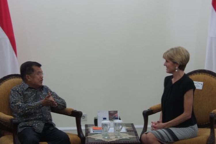 Wakil Presiden Jusuf Kalla berbincang dengan Menteri Luar Negeri Australia Julie Bishop di Kantor Wapres, Senin (6/3/2017)