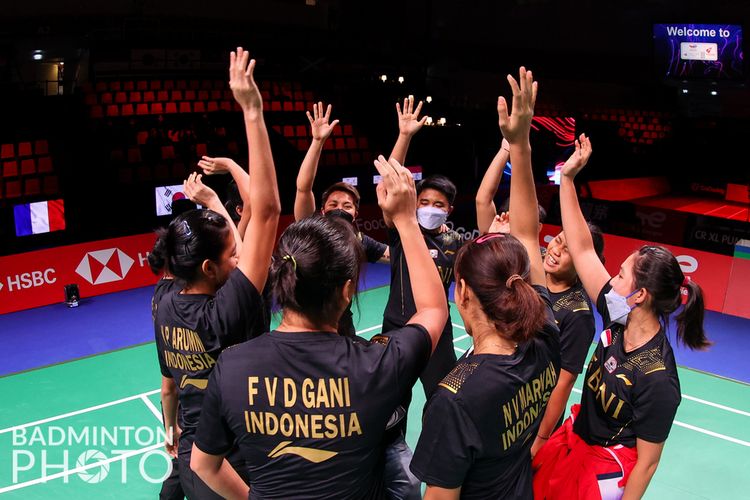 Tim Uber Indonesia saat bersiap menghadapi Perancis dalam laga Grup A Piala Uber 2020 di Ceres Arena, Aarhus Denmark, 11 Oktober 2021. 