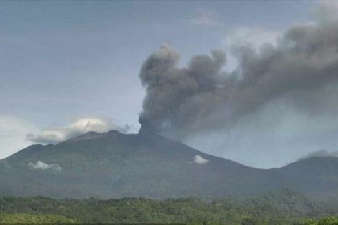 Abu Vulkanis Gunung Raung Berwarna Hitam, Apa Artinya?