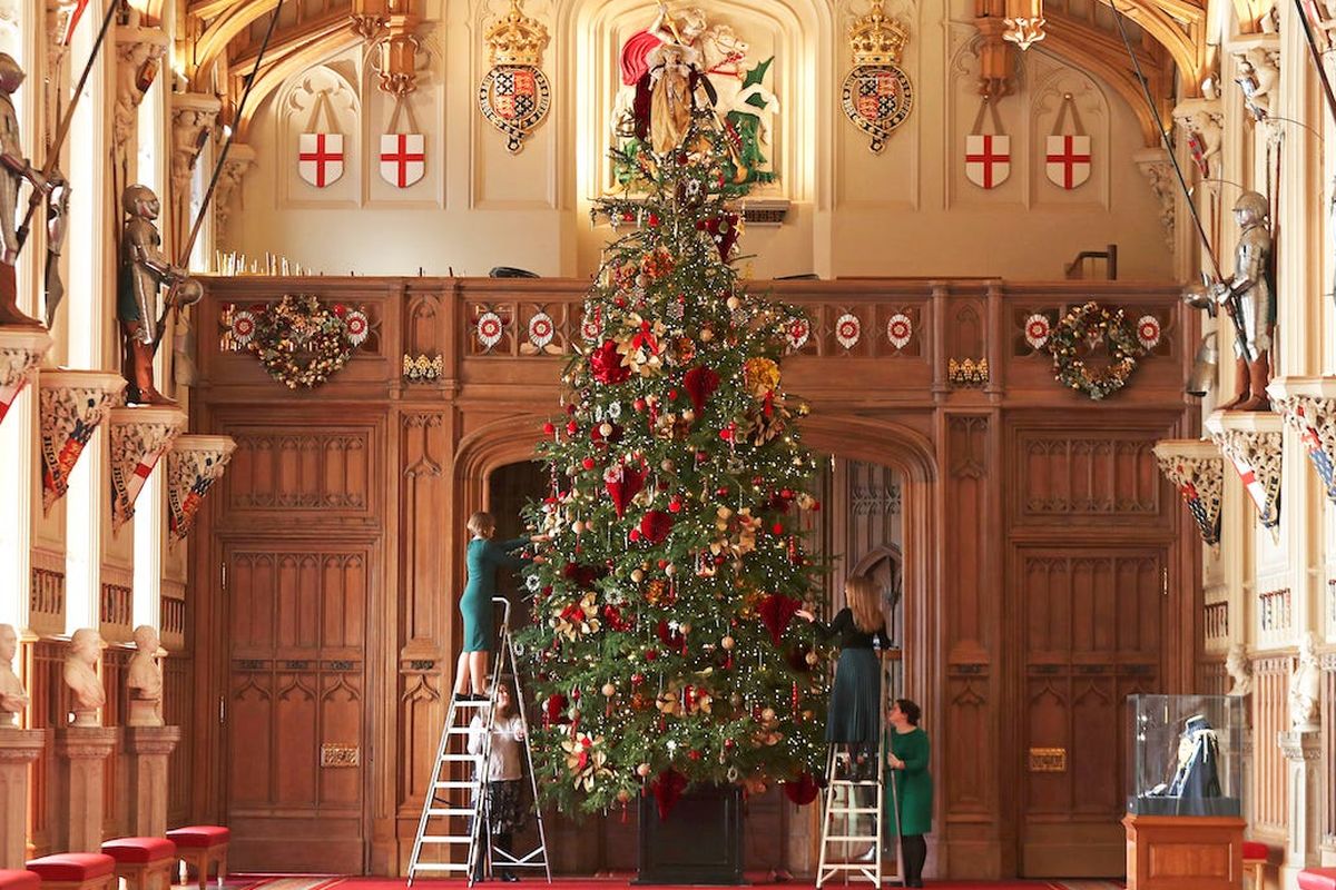 Pohon Natal setinggi 20 kaki di Kastil Windsor, Inggris.