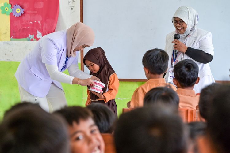 Dokter gigi dari Yayasan Kembara Nusa melakukan edukasi menyikat gigi yang benar kepada seluruh siswa SD Negeri 1 Senaru, sebagai upaya membentuk kebiasaan sehat sejak dini.