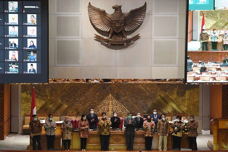 Menko Perekonomian Airlangga Hartarto (kelima kiri) bersama Menkumham Yasonna Laoly (kelima kanan), Menteri Keuangan Sri Mulyani (keempat kiri), Mendagri Tito Karnavian (keempat kanan), Menaker Ida Fauziyah (ketiga kiri), Menteri ESDM Arifin Tasrif (ketiga kanan), Menteri ATR/Kepala BPN Sofyan Djalil (kedua kiri) dan Menteri LHK Siti Nurbaya (kedua kanan) berfoto bersama dengan pimpinan DPR usai pengesahan UU Cipta Kerja pada Rapat Paripurna di Kompleks Parlemen, Senayan, Jakarta, Senin (5/10/2020). Dalam rapat paripurna tersebut Rancangan Undang-Undang Cipta Kerja disahkan menjadi Undang-Undang.