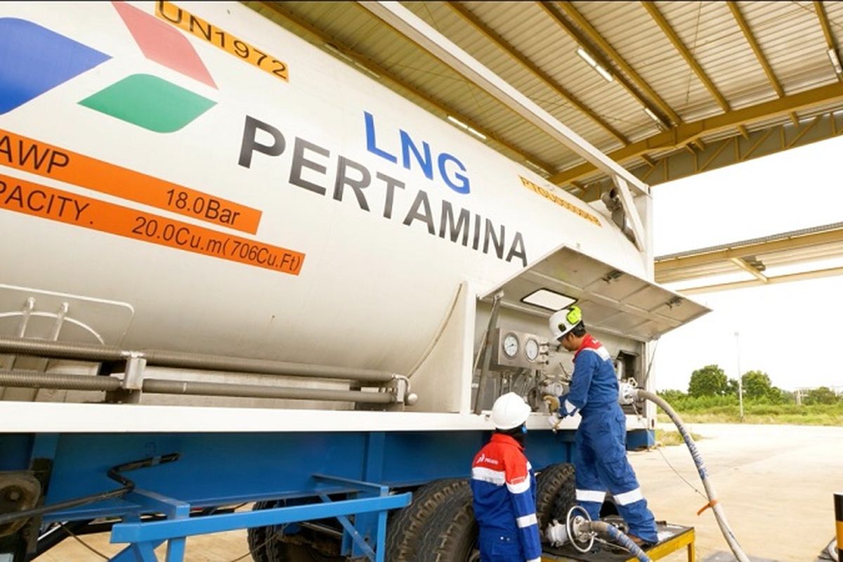 Ilustrasi petugas LNG Pertamina.