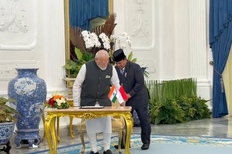 Momen Akrab Prabowo Pelukan-Bantu PM Modi Berdiri dari Kursi di Istana Merdeka