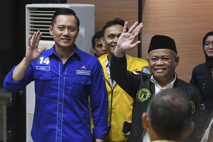 Ketua Umum Partai Demokrat Agus Harimurti Yudhoyono (kiri) melambaikan tangan bersama Ketua Umum Forum Kabah Membangun (FKM) Habil Marati (kanan) saat pertemuan antara Partai Demokrat dengan relawan Anies Baswedan Sekber Koalisi Kuning Ijo Biru (KIB) di DPP Partai Demokrat, Jakarta, Rabu (7/6/2023). Dalam pertemuan tersebut Sekber Koalisi KIB mengusulkan partai pengusung Anies Baswedan segera bersatu mendeklarasikan calon wakil presiden serta mereka mendukung Agus Harimurti Yudhoyono sebagai bakal calon wakil presiden mendampingi Anies Baswedan pada Pilpres 2024.