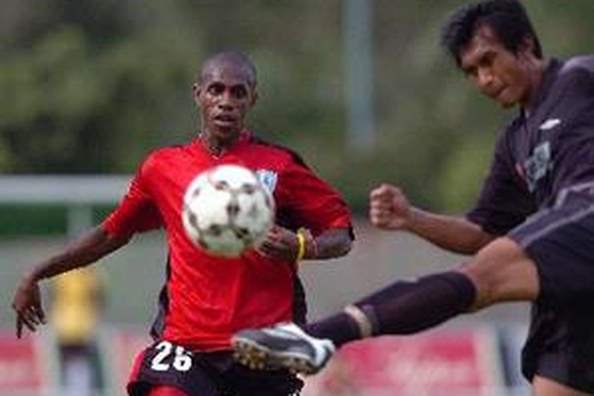 Boaz Salossa, mencetak dua gol saat Persipura Jayapura taklukkan Persela Lamongan 3-1.