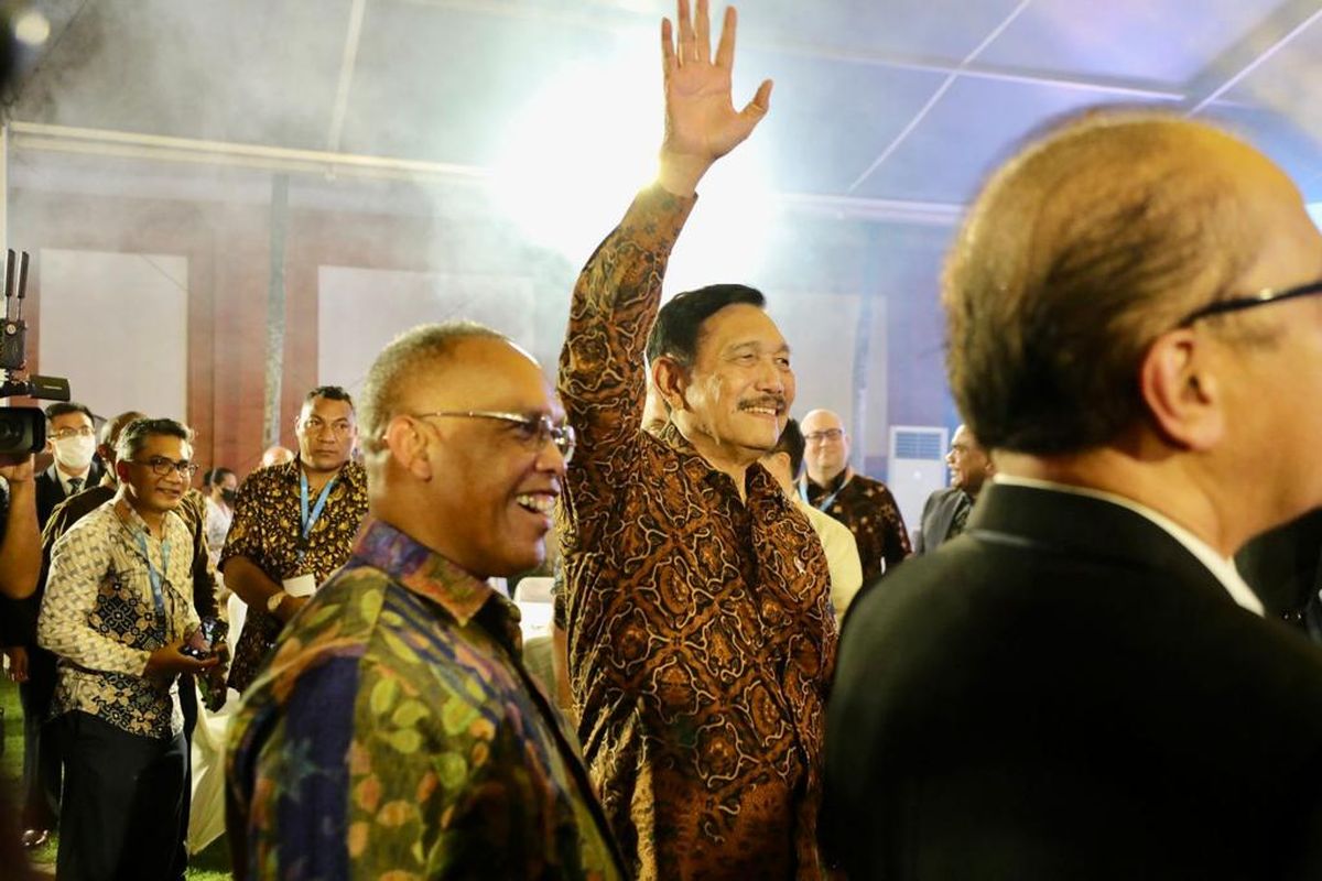 Menteri Koordinator Bidang Kemaritiman dan Investasi (Menko Marves), Luhut Binsar Pandjaitan menyambut para delegasi dalam Welcoming Dinner Pertemuan Forum AIS, di Bali, Senin (5/12/2022) malam.