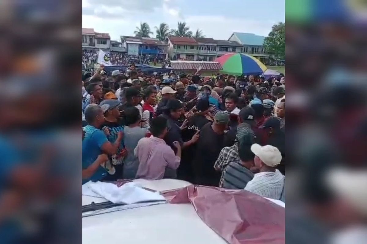 Kericuhan antar pendukung pasangan calon (paslon) Bupati Buton Tengah, Sulawesi Tenggara, sempat terjadi saat acara debat sedang berlangsung, Rabu (13/11/2024) siang. Kericuhan terjadi diduga karena saling ledek antar pendukung paslon bupati Buton Tengah yang tidak masuk dalam gedung debat kandidat.