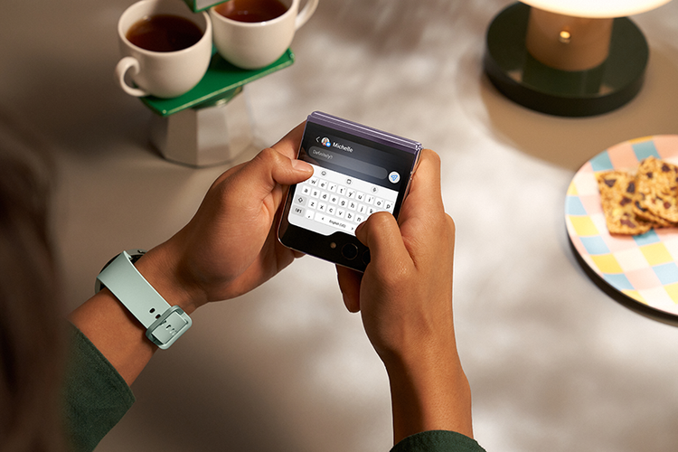 Layar sekunder Galaxy Z Flip 5 yang dapat dipakai untuk membalas pesan teks ataupun WhatsApp