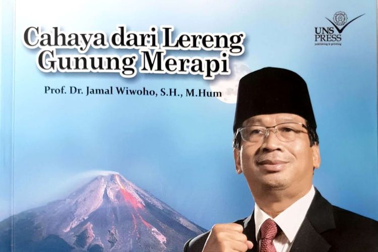 Buku berjudul Cahaya Dari Lereng Gunung Merapi yang merupakan otobiografi Rektor UNS Prof. Jamal Wiwoho.