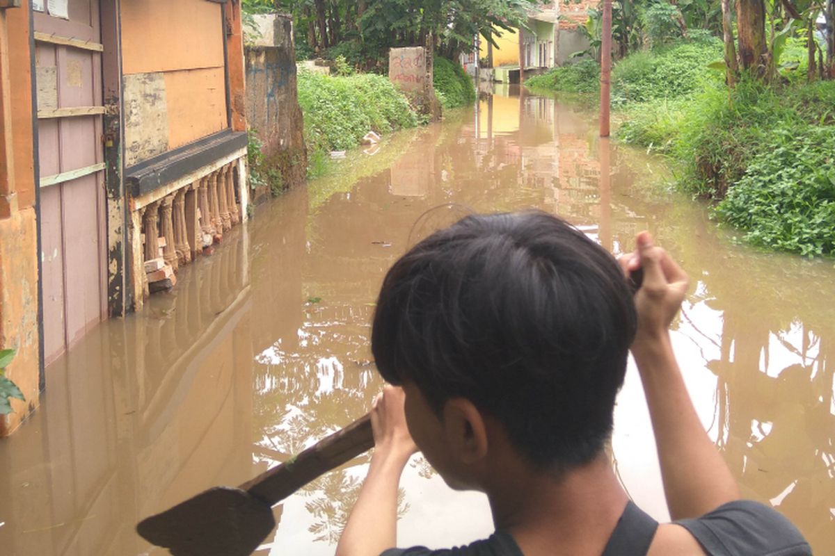 Banjir  di Jalan Arus, Cawang, Jakarta Timur, akibat luapan sungai Ciliwung, Senin (5/2/2018)