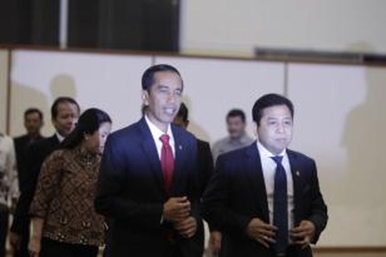 Presiden Joko Widodo didampingi Ketua DPR Setya Novanto (kanan) tiba di ruang Nusantara IV gedung MPR/DPR/DPD, Senayan, Jakarta, Senin (6/4/2015). Pertemuan Presiden Jokowi dan DPR ini akan membahas sejumlah isu, salah satunya terkait pencalonan Komjen Badrodin Haiti sebagai Kepala Polri. KOMPAS IMAGES/RODERICK ADRIAN MOZES