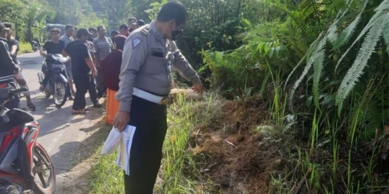 Petugas kepolisian melakukan olah tempat kejadian perkara di lokasi kecelakaan di kawasan Buluh Didi, Desa Tanjung Mulia, Kecamatan STTU Jehe, Kabupaten Pakpak Bharat, Sumatera Utara, Minggu (12/12/2021). 
