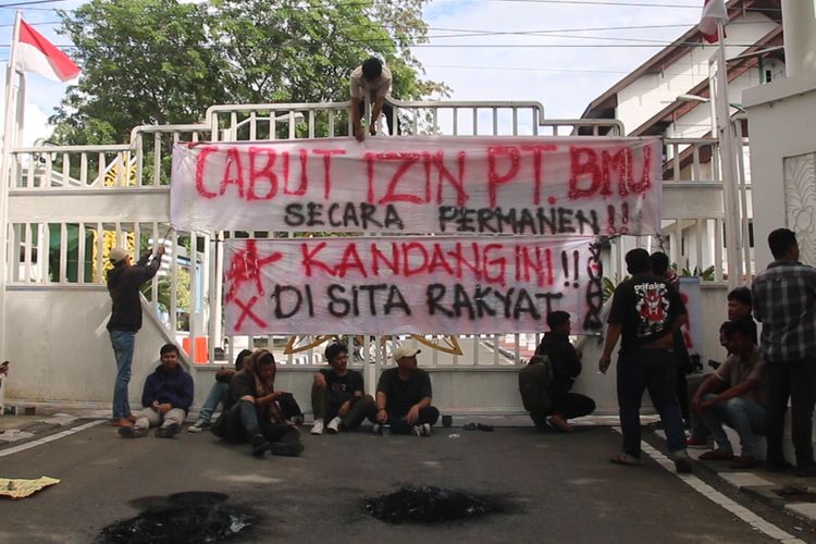 Belasan mahasiswa dari berbagai Universitas di Banda Aceh yang tergabung dalam Aliansi Kesatuan Rakyat Aceh memblokade pintu gerbang utama kantor Gubernur Aceh, Jumat (01/09/2023).