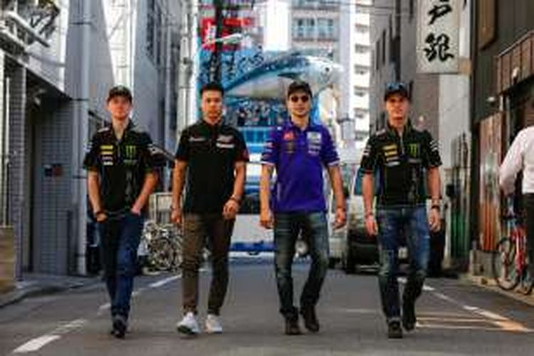 Para pebalap MotoGP, Bradley Smith (kiri/Yamaha Tech3), Jorge Lorenzo (dua dari kanan/Movistar Yamaha), dan Pol Espargaro (kanan/Yamaha Terch3), berpose bersama pebalap Moto2 dari tim Honda Team Asia, Takaaki Nakagami (dua dari kiri) saat melakukan tur di kota Tokyo, Jepang, Rabu (12/10/2016).