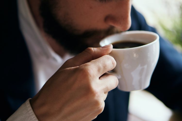 Ilustrasi minum kopi. Jika Anda penderita diabetes, mungkin ada baiknya mengurangi kebiasaan minum kopi setiap hari. Bahkan, lebih baik minum kopi tanpa tambahan gula.