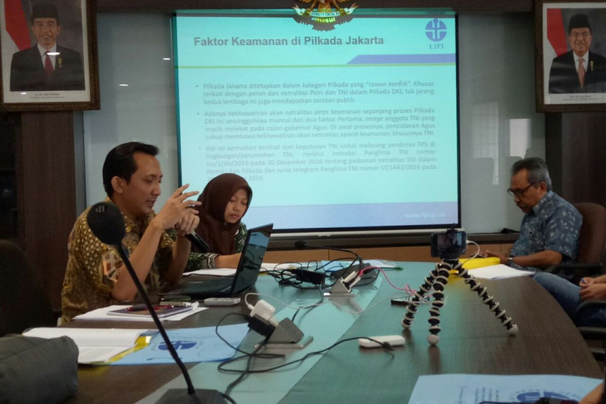Peneliti LIPI Ridho Imawan Hanafi dan Syamsudin Haris serta Direktur Eksekutif Perludem Titi Anggraini saat memaparkan hasil penelitian dalam Seminar Analisis Pilkada Jakarta 2017 di Widya Graha LIPI, Jakarta, Rabu (3/5/2017)